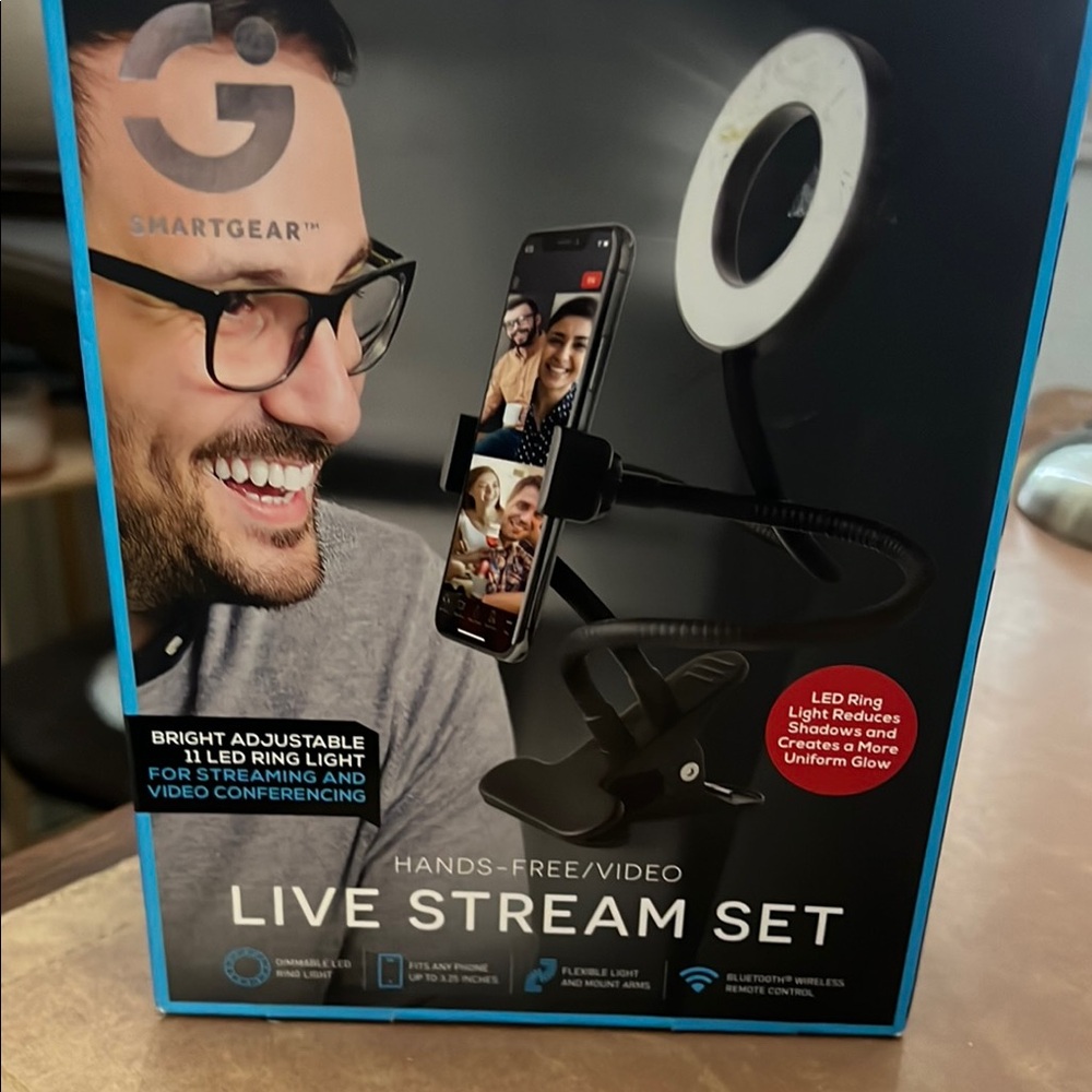 Smart gear ring light and phone holder
